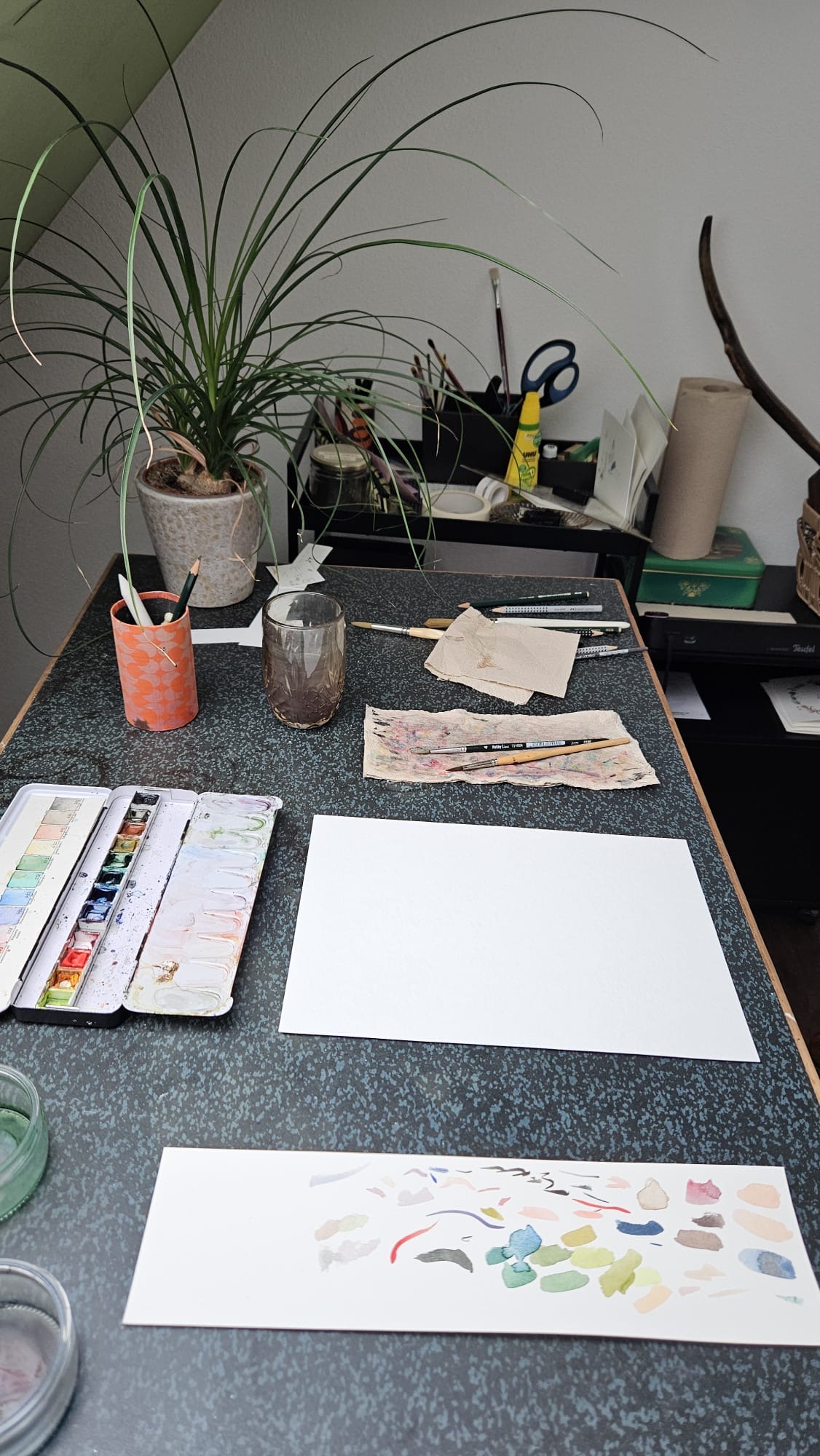 Arbeitsplatz und Zeichenmaterial im Atelier von Anna Piras